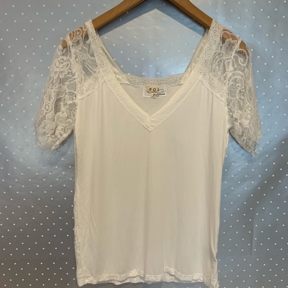 NWOT 1 left!!POL V Neck Scalloped Lace Top - Picture 4 of 5